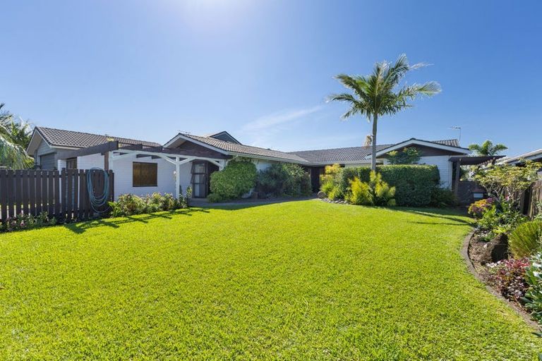 Photo of property in 61 Rosario Crescent, Red Beach, 0932