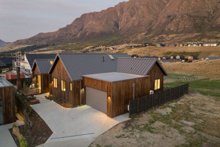 Photo of property in 28 Cunninghams Drive, Jacks Point, Queenstown, 9371