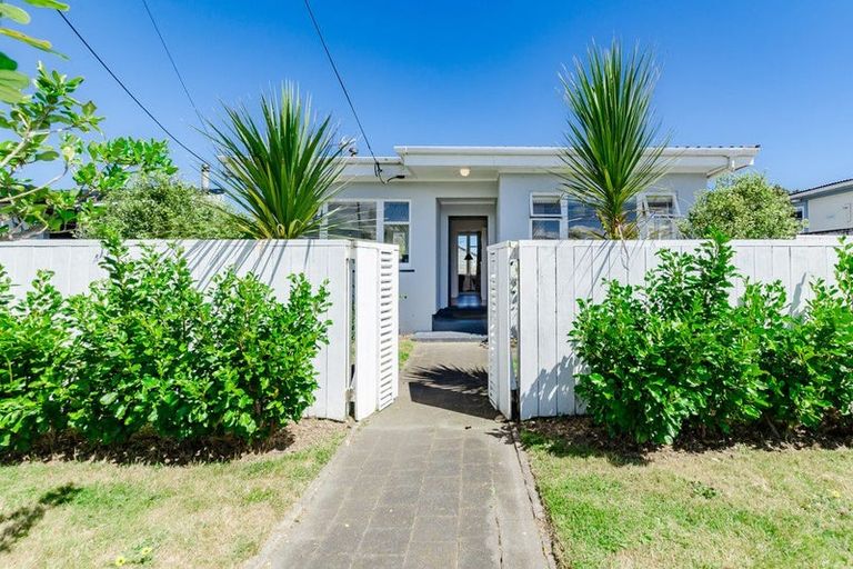 Photo of property in 131 Renown Road, Raumati South, Paraparaumu, 5032