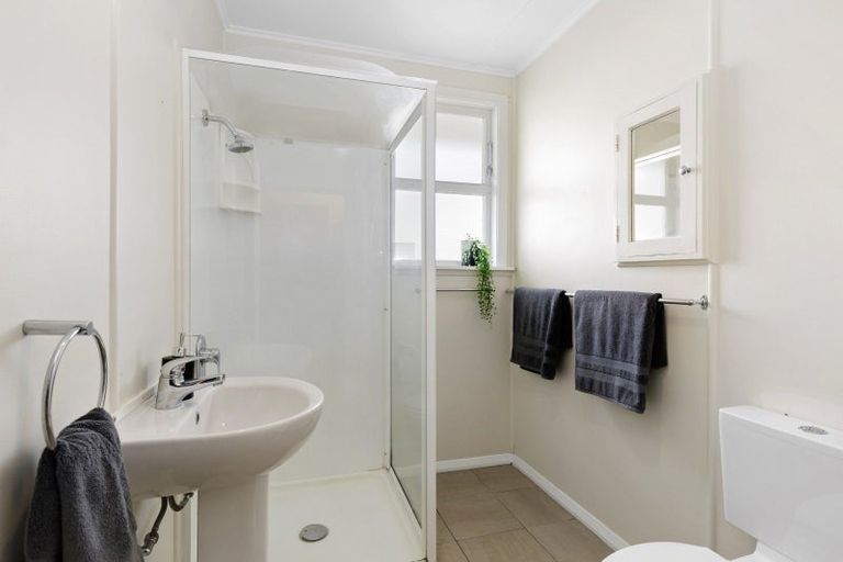 Photo of property in 1a Saulbrey Grove, Woburn, Lower Hutt, 5010