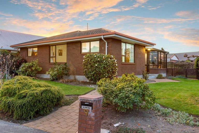 Photo of property in 9 Lowry Avenue, Redwood, Christchurch, 8051