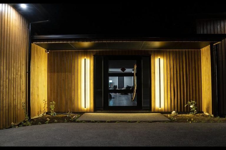 Photo of property in 5 Te Ara Karoiroa Road, Hurford, New Plymouth, 4374