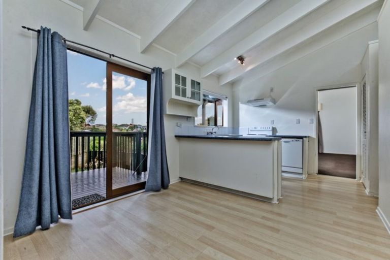 Photo of property in 1/39 Athena Drive, Totara Vale, Auckland, 0629