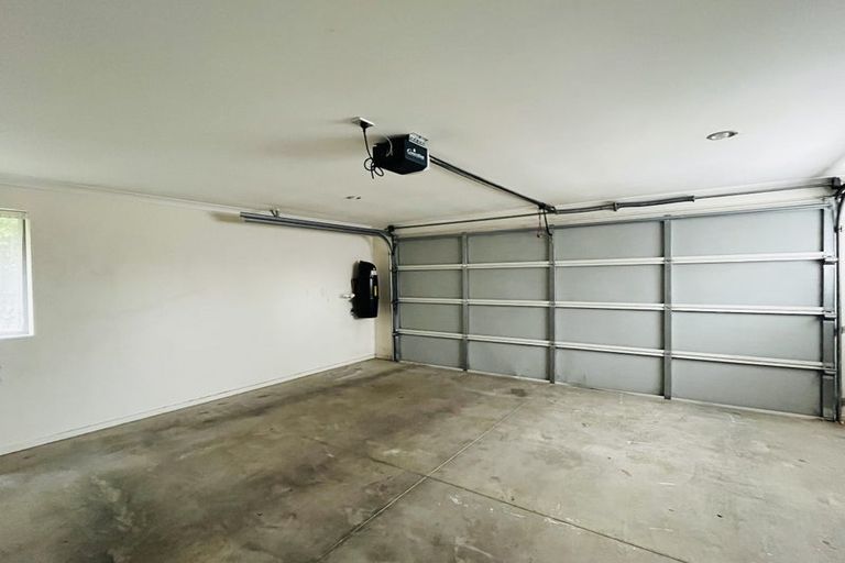 Photo of property in 8 The Rosebowl, Sunnyhills, Auckland, 2010