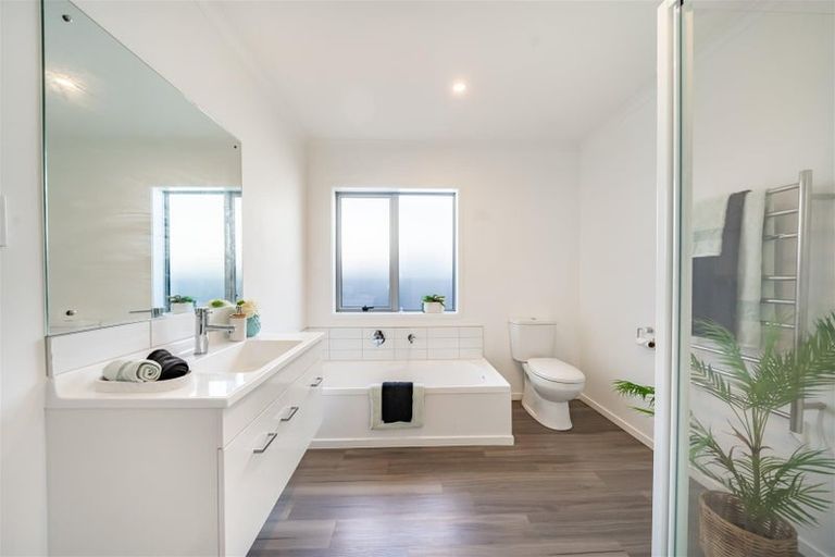 Photo of property in 4 Te Kaeaea Crescent, Wallaceville, Upper Hutt, 5018