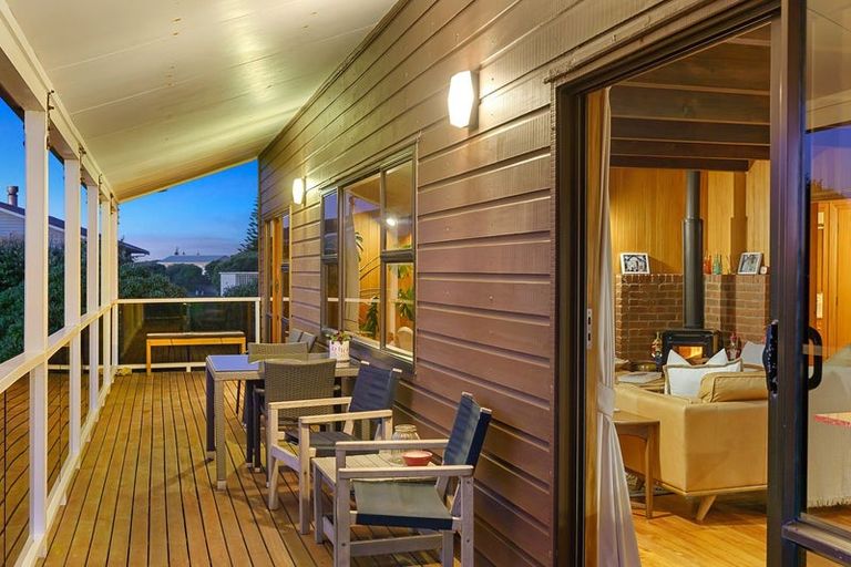 Photo of property in 11 Waiheke Street, Waikanae Beach, Waikanae, 5036