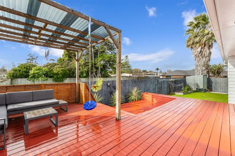 Photo of property in 16 Aitkenhead Court, Parakai, 0830