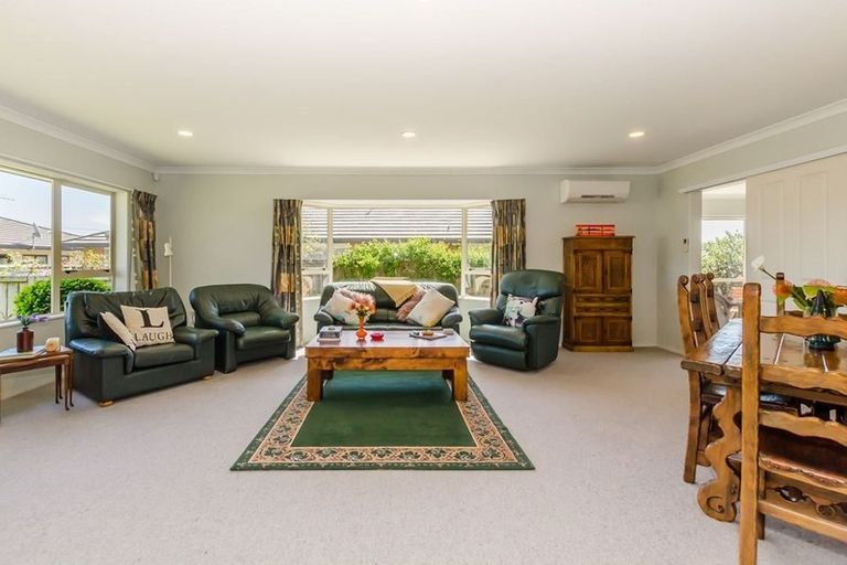 Photo of property in 8 Balmerino Grove, Waikanae, 5036
