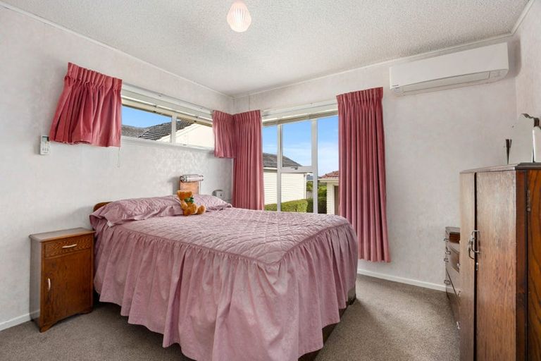 Photo of property in 38 Hobsonville Road, West Harbour, Auckland, 0618