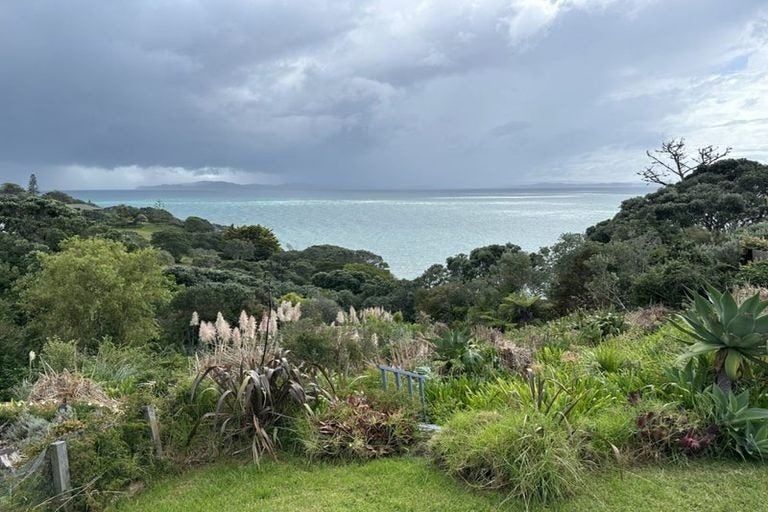 Photo of property in 1446 Whangaparaoa Road, Army Bay, Whangaparaoa, 0930
