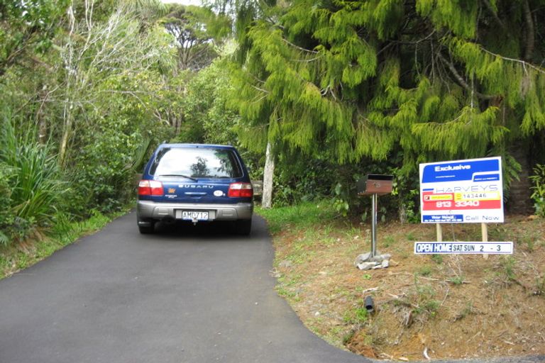 Photo of property in 15 Quinns Road, Waiatarua, Auckland, 0612