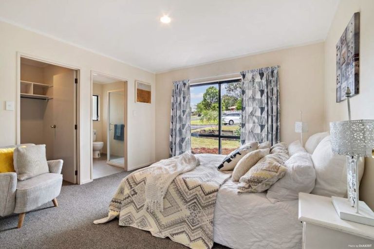 Photo of property in 1 Sorbonne Close, Albany, Auckland, 0632