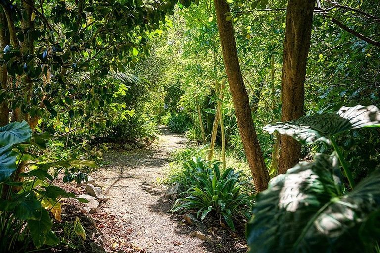 Photo of property in 42 Guildford Drive, Paraparaumu, 5032