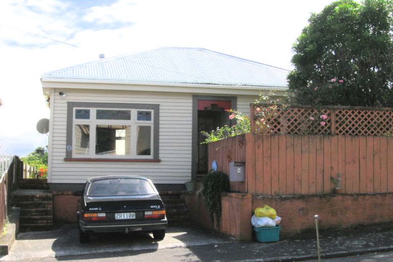 Photo of property in 9 Glendavar Street, Berhampore, Wellington, 6023