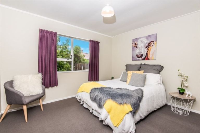 Photo of property in 19b Colchester Crescent, Newlands, Wellington, 6037