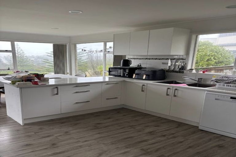 Photo of property in 15 Noeleen Street, Glenfield, Auckland, 0629