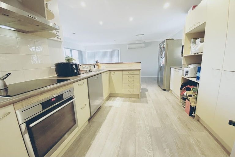 Photo of property in 16 Thomas Rea Place, Te Atatu South, Auckland, 0610