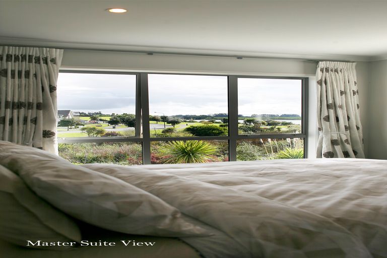 Photo of property in 12 Portofino Point, Karaka, Papakura, 2113