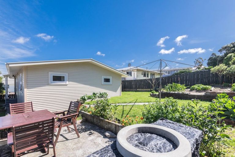 Photo of property in 13 Turville Crescent, Newlands, Wellington, 6037