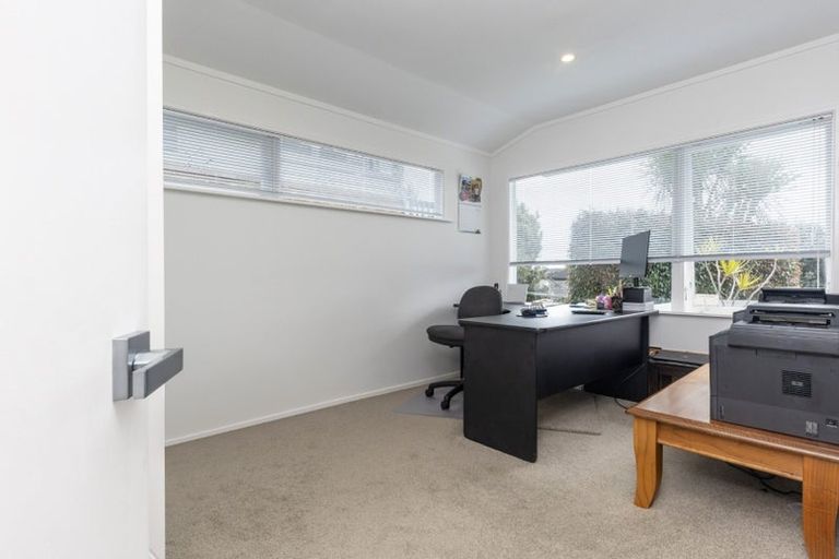 Photo of property in 8 Downsview Road, Pakuranga Heights, Auckland, 2010