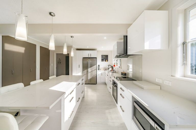 Photo of property in 7 Pokohiwi Road, Normandale, Lower Hutt, 5010