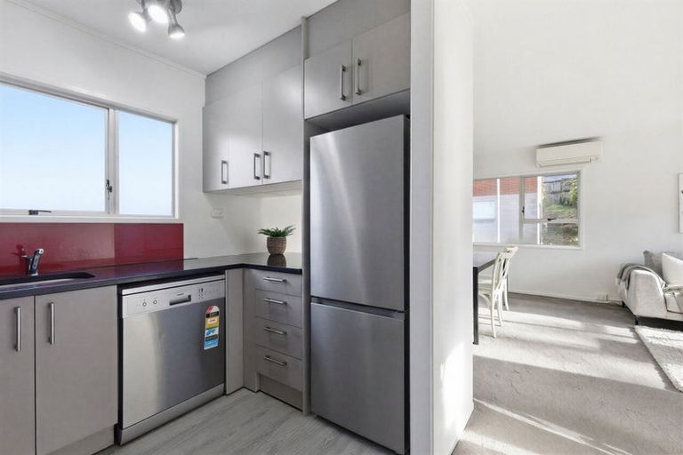 Photo of property in 1/92 Lake Road, Northcote, Auckland, 0627