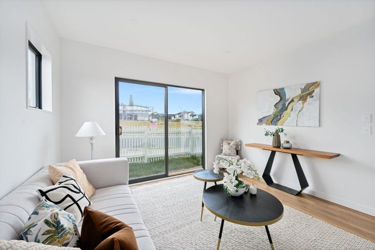 Photo of property in 35 Taipahitini Road, Rosehill, 2113