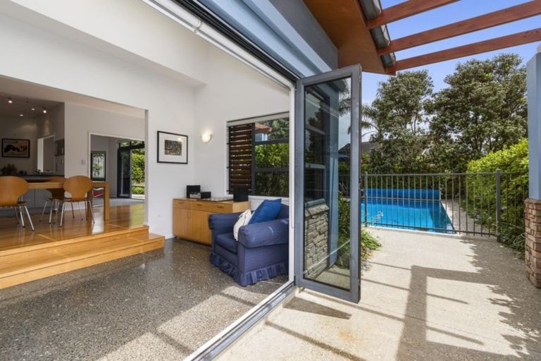 Photo of property in 17 Scarlet Oak Drive, Schnapper Rock, Auckland, 0632