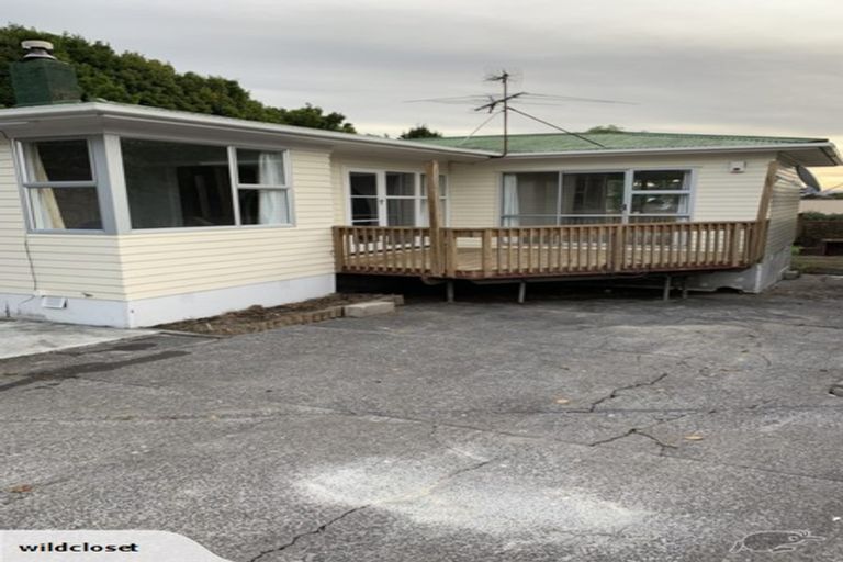 Photo of property in 92 Te Atatu Road, Te Atatu South, Auckland, 0610