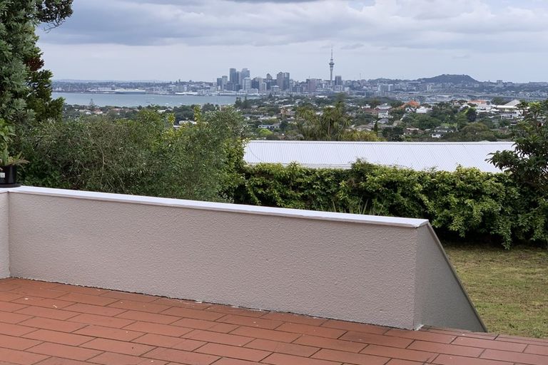 Photo of property in 115 Pupuke Road, Northcote, Auckland, 0627