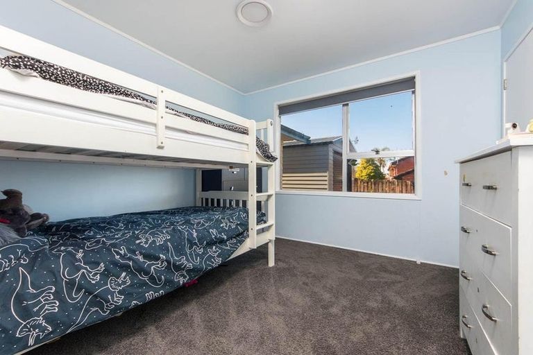 Photo of property in 22 St Catherine Crescent, West Harbour, Auckland, 0618