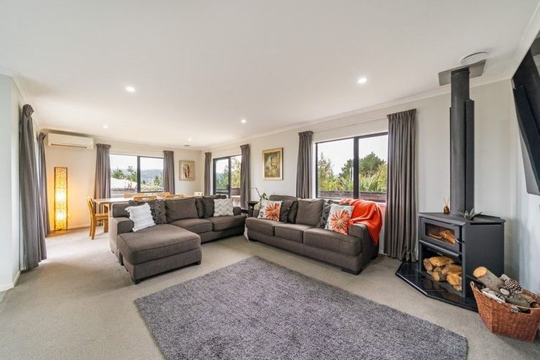 Photo of property in 5 Mckenzie Way, Timberlea, Upper Hutt, 5018