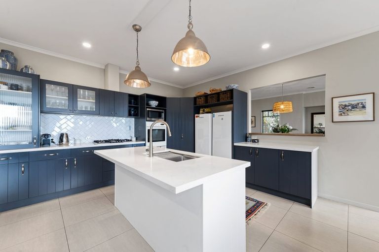 Photo of property in 18 Gemini Place, Kawaha Point, Rotorua, 3010