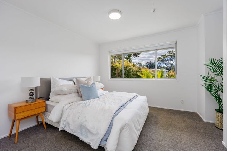 Photo of property in 3 Idyll Place, Northcross, Auckland, 0632