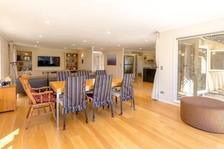 Photo of property in 40 Saint Andrews Square, Strowan, Christchurch, 8052