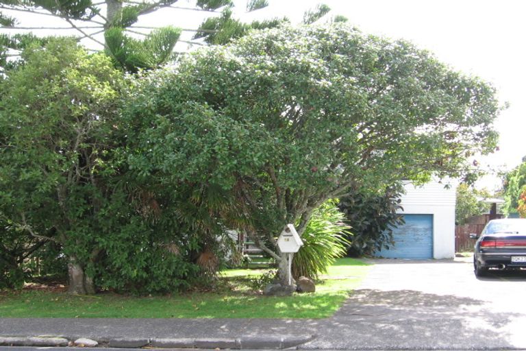 Photo of property in 12 Ozich Avenue, Te Atatu South, Auckland, 0610