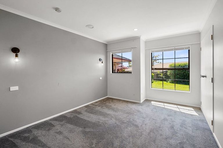 Photo of property in 11 Shelter Grove, Frankleigh Park, New Plymouth, 4310