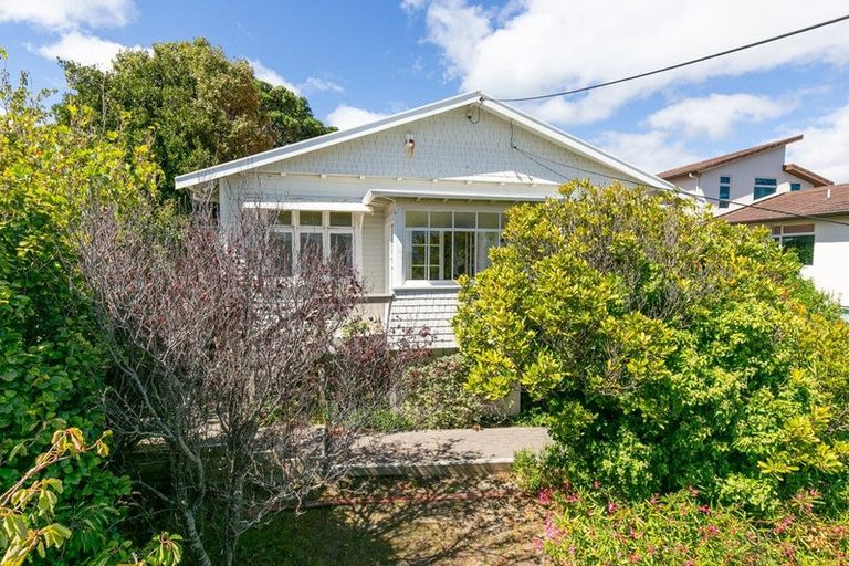 Photo of property in 102 Nevay Road, Karaka Bays, Wellington, 6022