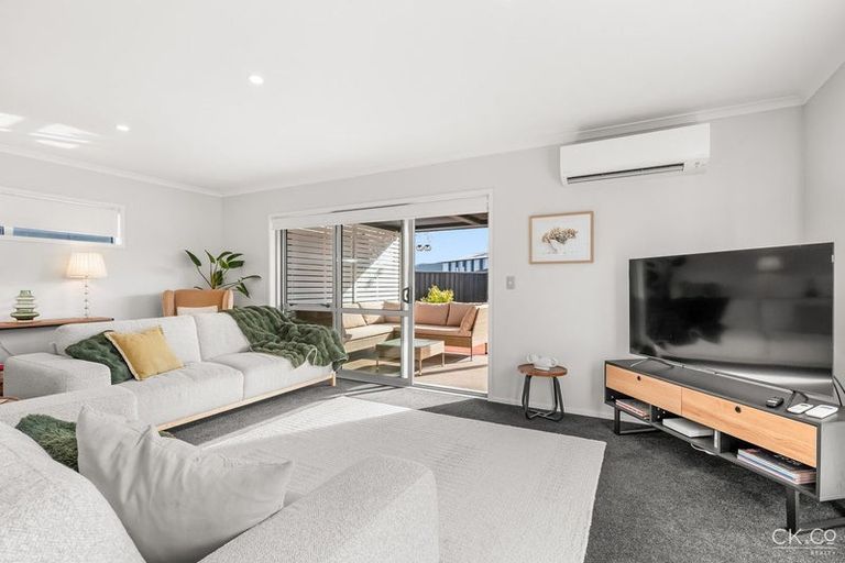 Photo of property in 14 Passchendaele Grove, Trentham, Upper Hutt, 5018