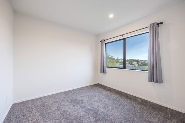 Photo of property in 13b Tenbless Court, Unsworth Heights, Auckland, 0632