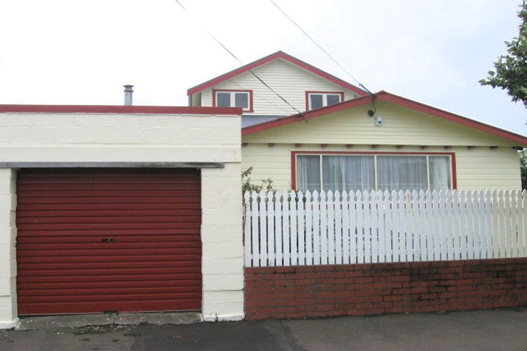 Photo of property in 33 Puru Crescent, Lyall Bay, Wellington, 6022