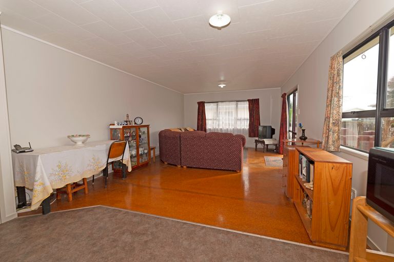 Photo of property in 2/1 Silverstone Place, Henderson, Auckland, 0612