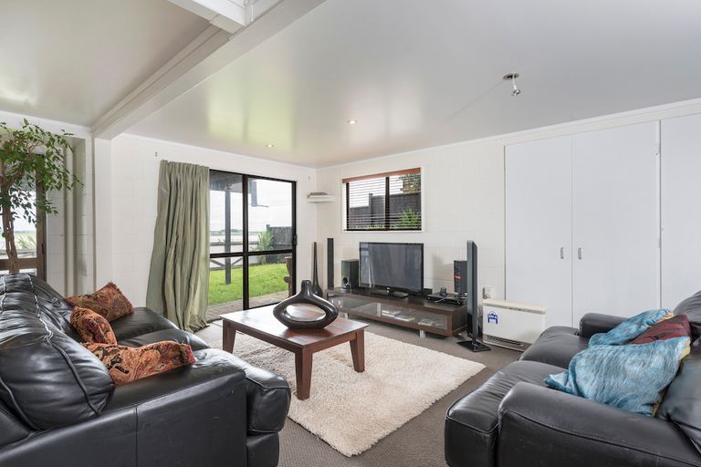 Photo of property in 33 St Annes Crescent, Wattle Downs, Auckland, 2103