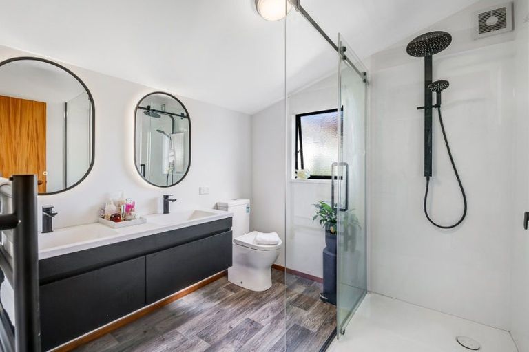 Photo of property in 6 Crown Road, Tindalls Beach, Whangaparaoa, 0930