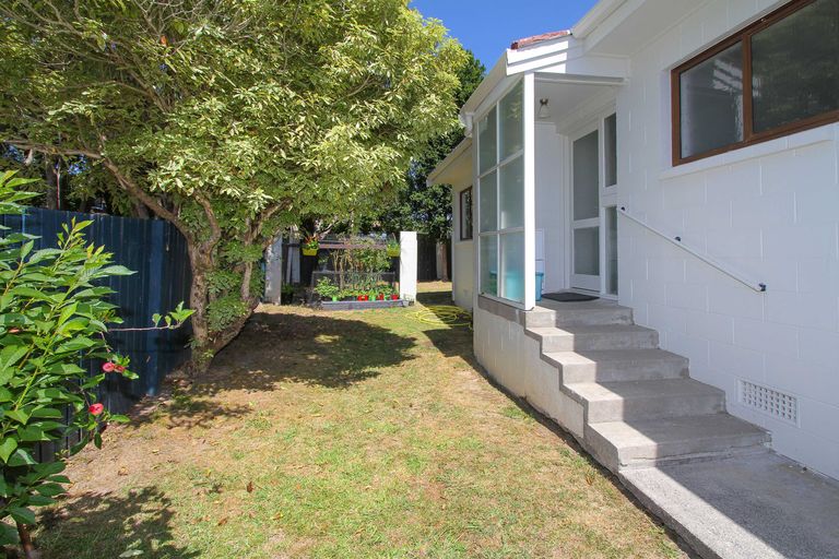 Photo of property in 1/7 Mannering Place, Hillcrest, Auckland, 0627