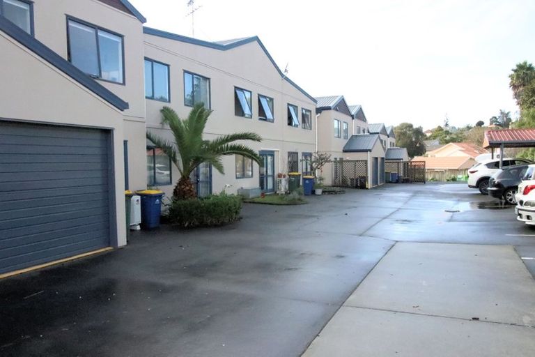 Photo of property in 3/9 John Jennings Drive, Oteha, Auckland, 0632
