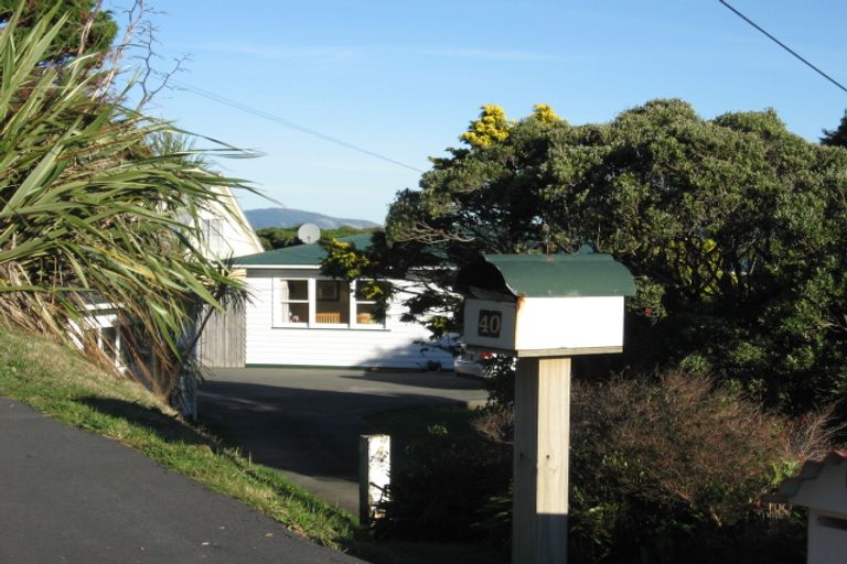 Photo of property in 40 Miles Crescent, Newlands, Wellington, 6037