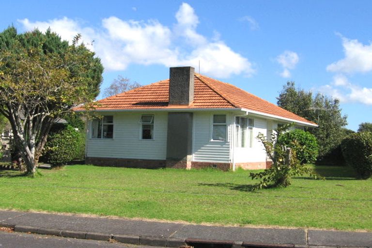 Photo of property in 8 London Street, Te Atatu Peninsula, Auckland, 0610