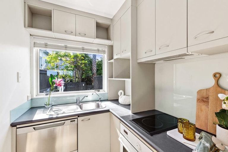 Photo of property in 8/72 Kitchener Road, Milford, Auckland, 0620