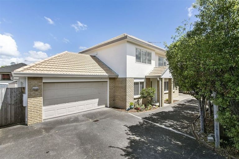 Photo of property in 2/20 Penruddocke Road, Half Moon Bay, Auckland, 2012